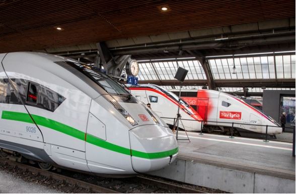 Des trains des CFF, de la DB et de la SNCF stationnent en gare l’un à côté de l’autre.